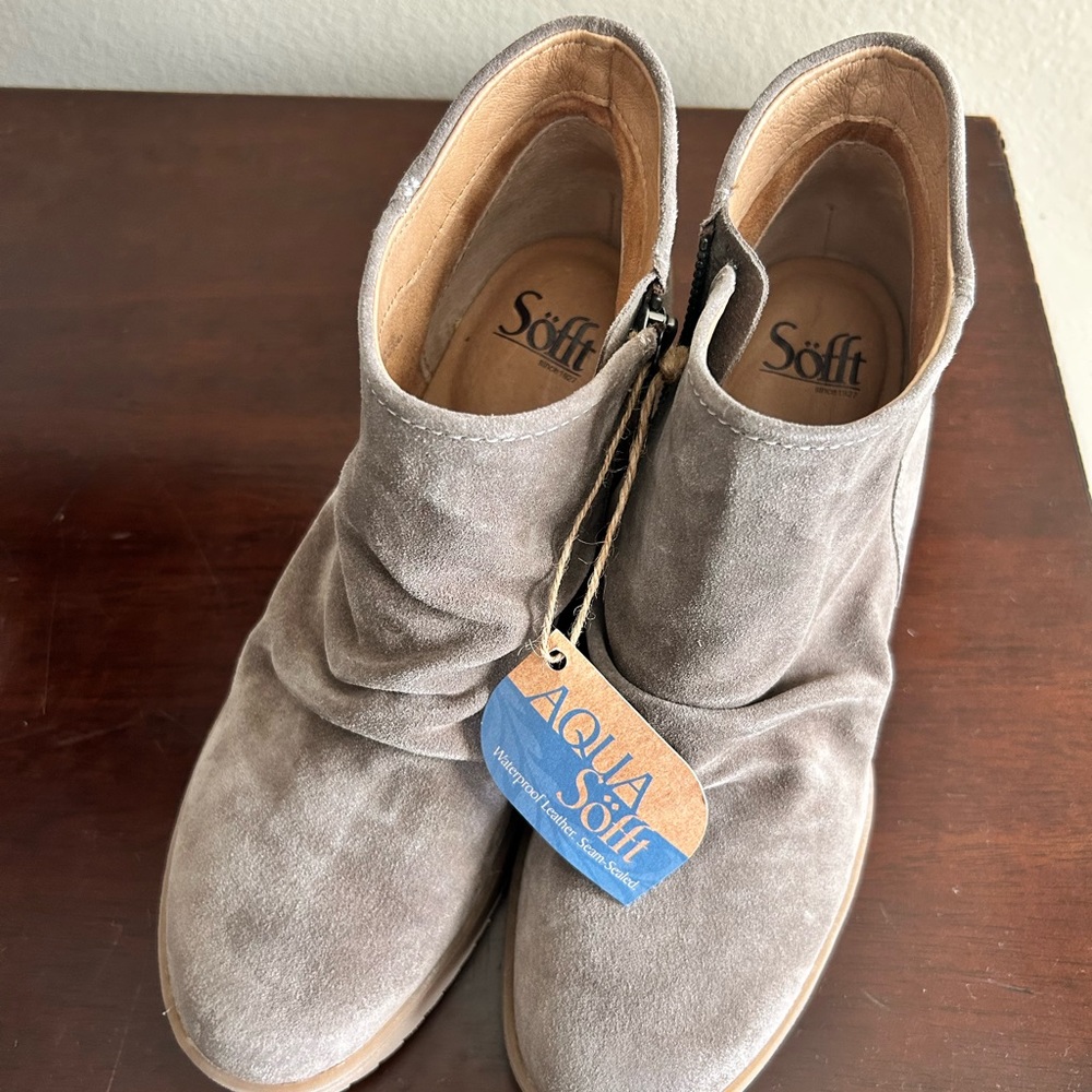 Sofft waterproof booties with small wedge. Great for snowy weather.